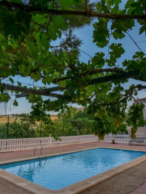 Villa Ricardo, Fornes